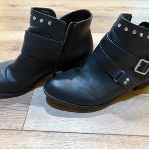 ANA zippered half boot black size 9M